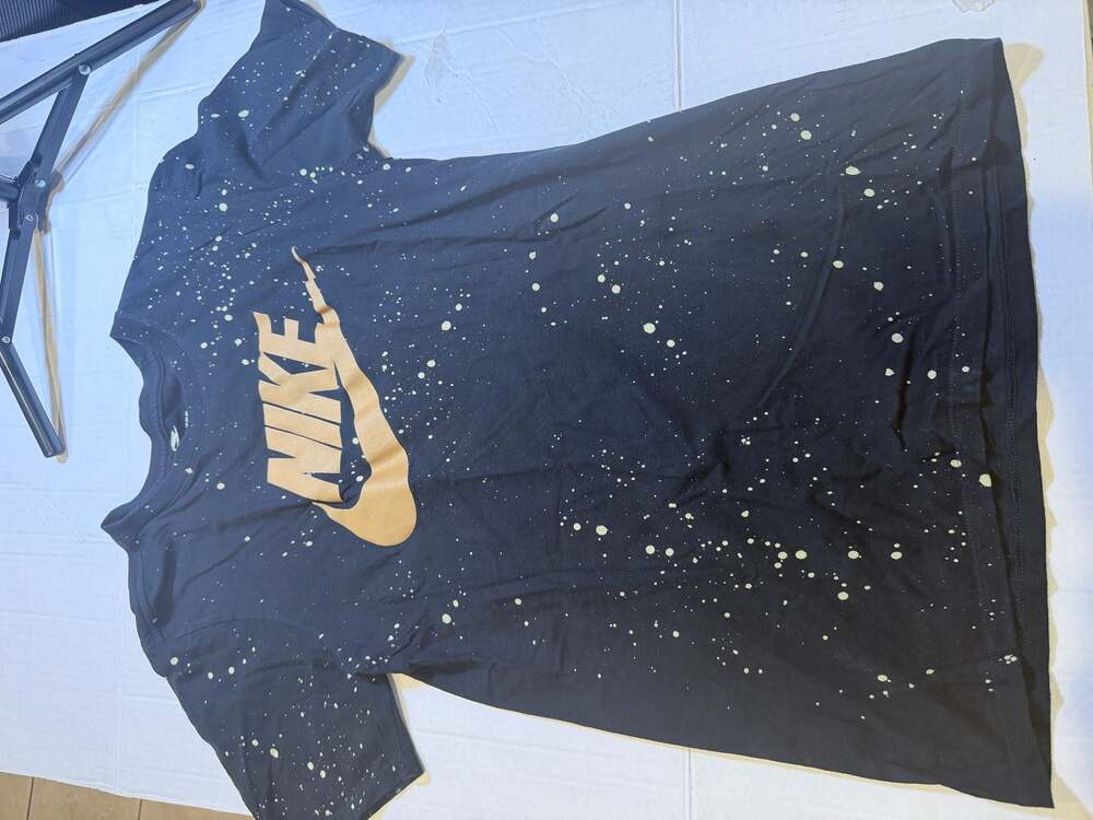 Nike Men's Gold Paint Splatter Graphic T-Shirt